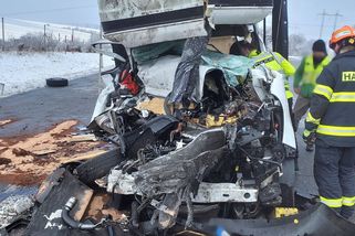 Mladý cizinec na D1 zcela sešrotoval dodávku o kamion - Novinky