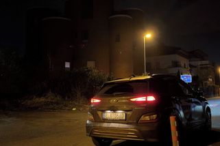 Kritizovaný policejní vůz u Okamurovy vily vyměnili za elektromobil - Novinky