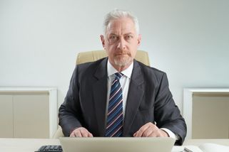 Tchán mě zaměstnal ve své firmě. Když měl poslat výplatu, řekl, že rodina si má pomáhat bez odměny - Médium.cz