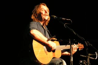 Historie uměleckého pádu: Jaromír Nohavica a cesta od barda k cynickému glosátorovi - Médium.cz