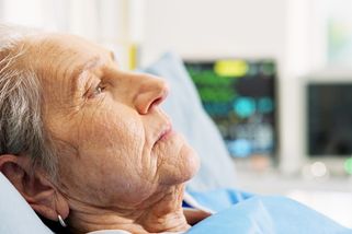 Nejhorší domovy pro seniory: V těchto 3 se děly hrůzy. Lidé spali ve výkalech, zažívali šikanu od mladistvých