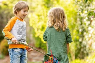 „Nemusíš to vydržet.“ Šibačka za trest? Pozor, jak dětem popisujete velikonoční tradice, říká psycholožka