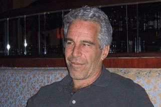 Byla to zrůda, já takový nejsem, brání se Epsteinův dvojník pozornosti okolí - Novinky