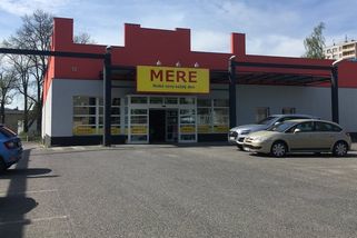 Ruský řetězec Mere v Česku dál expanduje. Lidi láká na nízké ceny, nakupují přímo z palet