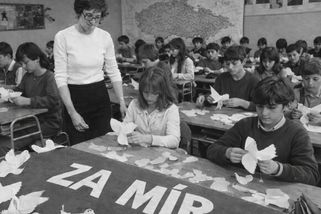 Komunismus změnil školy v šikanu: Děti nepřátel posílal k lopatě, nejhorší začínalo už u přijímaček - Médium.cz