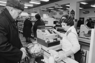 Za socialismu bylo lépe? Ani ne, dražší bylo máslo, pivo i benzin - Seznam Zprávy