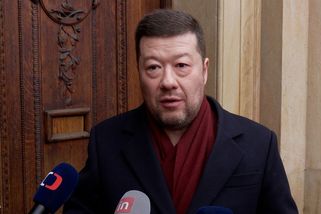 Okamurovi vadí pronesení ukrajinské vlajky po Karlově mostě. Považuje to za provokaci - Novinky