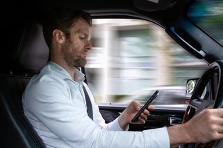 Glosa: Mobil za jízdy je nešvar, a ještě mnohem víc - Seznam Zprávy