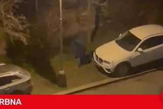 Naštvali ho špatně parkující fotbaloví fanoušci a tak prořezal 75 pneumatik