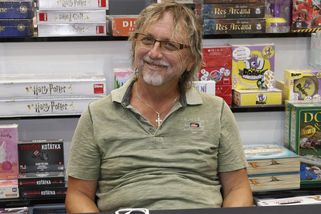 Dalibor Janda říká, že je jeho důchod almužna. I tak platí za důchodce v obchodech nákupy - Médium.cz