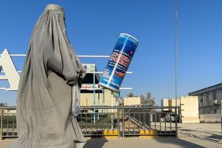 Obrazem: Pijí je policisté i děti. Ani Tálibán západní „drogu“ nezakázal - Seznam Zprávy