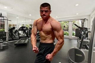 Patnáctiletý kulturista má formu jako hrom. Neuvěříte, čím si pomáhá