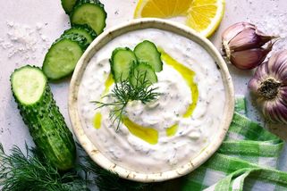 Pravé řecké tzatziki: ideální společník na domácí grilovačku - Proženy.cz