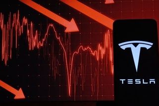 Tesle loni klesl zisk o 46 %. Musk zavádí měsíční předplatné za základní funkci jeho elektroaut