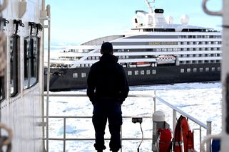 Video: Americký ledoborec prorazil led k uvízlé výletní lodi v Antarktidě - Seznam Zprávy
