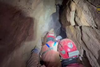 „Kluci, máte připravená nosítka?“ Hasiči ukázali video ze zásahu v jeskyni | Domácí