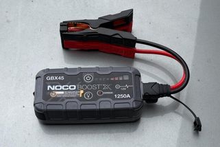 Auto booster nastartoval, baterie je však po smrti - Portál řidiče