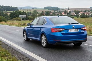 Kdy je tlak v pneumatikách opravdu nebezpečný? A je horší jezdit s podhuštěným, nebo přehuštěným obutím? - Garáž.cz