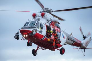 Řidič na Domažlicku předjížděl v zákazu dvě auta. S vozem skončil v poli - Novinky