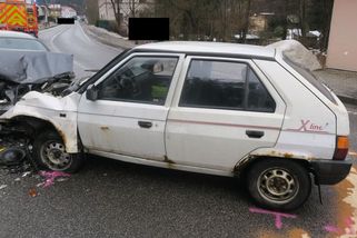 Muž zraněný při čelní srážce aut na Jablonecku druhý den v nemocnici zemřel - Novinky
