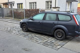 Místo asfaltu dlažební kostky. Řidiči se musí vypořádat se zvláštními opravami silnic