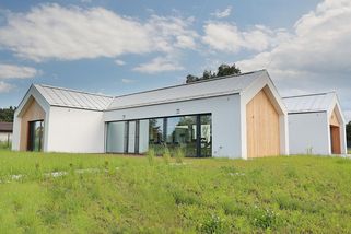 Dům u Pardubic vypadá z každé strany jinak - Novinky