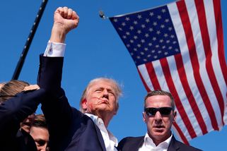 Po střelbě na mítinku v USA jsou dva mrtví. Kulka mi poranila ucho, potvrdil Trump