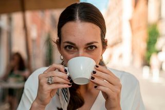 Obsluha mě vyhodila z kavárny, protože jsem si koupila jen jednu kávu a nabíjela si notebook - Médium.cz