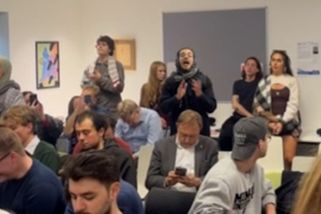 Lipavský musel pryč nouzovým východem. Jeho přednášku v Londýně ukončili propalestinští radikálové - Novinky