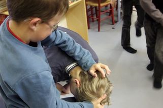 Šikana ve škole na Kolínsku: Osahávání spolužáka na WC není prvním prohřeškem provinilců. Jaký padl trest?