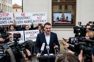 Když se Praha učí od Moskvy: Vláda chce registr „zahraničních agentů"