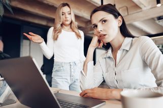 Peklo ženských kolektivů: Jak přežít tam, kde se jen drbe a dochází i k šikaně - Proženy.cz