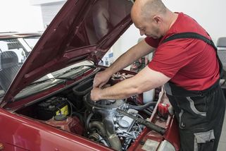 Mrkli jsme se na ceny servisu u nás, ale i v zahraničí. Rozdíly mohou být obrovské - Garáž.cz