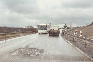 FOTO: Zalepí ho a za pár dní je zpět. Výmol u Hrušové dohání řidiče k šílenství