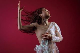 Eva Toulová nahá před objektivem. Prsa jí zakryvalo tentokrát jen lano