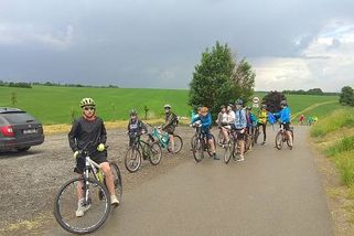 Rodinný cyklovýlet? Polsko zavedlo mastné pokuty pro dítě na kole bez řidičáku