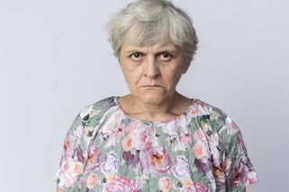 Důchodkyně s příjmem vyšším, než je čistá mzda řady lidí, prý živoří. Tak jí to spočítáme - Médium.cz