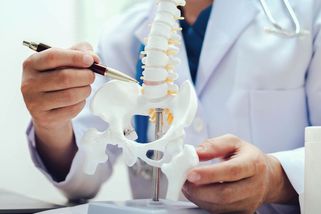 Bolí vás hlava, záda nebo koleno víc než čtvrt roku? Pomoc najdete v desítkách ambulancí