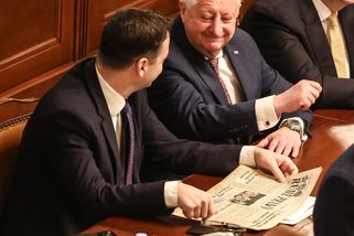 „Sedí ve vládě s komunisty, agenty a mlátičkou.“...