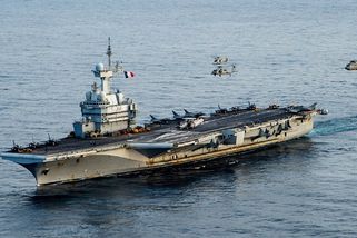 Francie vysílá jadernou letadlovou loď Charles de Gaulle do východního Středomoří