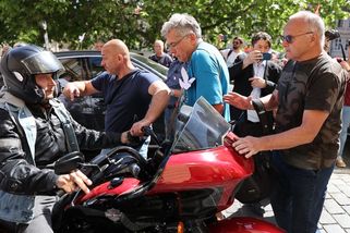 Video: Motorkáři se střetli s protestujícími, kteří přišli odmítnout smlouvu s USA - Seznam Zprávy