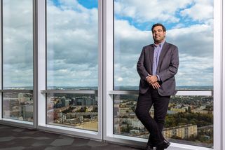 Opravdu se vyplatí dát dalších 20 miliard ročně, aby důchodci chtěli pracovat? Pochybuji o tom, říká hradní expert na důchody