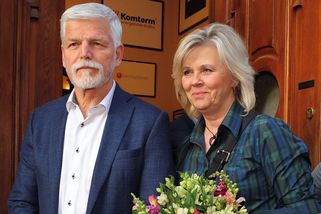 První dáma v kostce