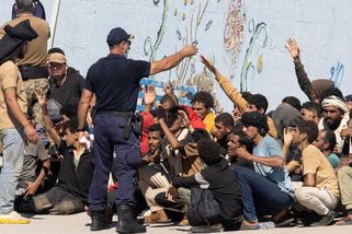 Na Krétu a Gavdos se valí tisíce migrantů. Řecko zmrazuje zpracovávání žádostí o azyl - Novinky