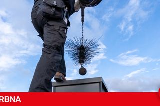 Začala topná sezona. Pozvěte si domu kominíka, vyzývají hasiči