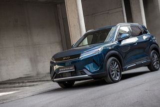 BYD přivezl do Česka slibnou novinku Atto 2 DM-i. Ani jako úsporný plug-in hybrid nestojí moc, první zákazníci navíc dostanou slevu - Garáž.cz