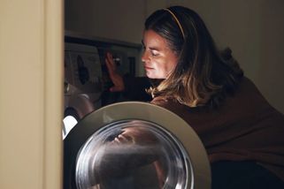 Stěžovala jsem si sousedce, že pere prádlo v 1 ránu a budí tím celý panelák. Její odpověď mě úplně odzbrojila - EnergoZrouti.cz