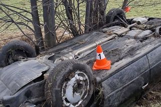 Zfetovaný osmnáctiletý řidič otočil na Jesenicku auto na střechu. Jely s ním dvě dívky - Novinky