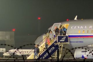 V Praze přistál armádní letoun s Čechy - Novinky