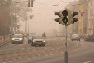 „Bylo vaše auto podivně zaprášené?“ Na Česko se opět snesl saharský prach - Echo24.cz